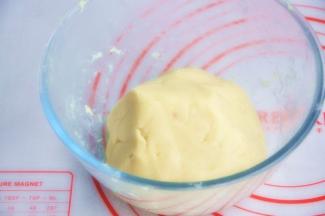 炒至绿豆泥能抱成团的状态即可关火。