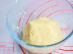 炒至绿豆泥能抱成团的状态即可关火。