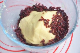 倒入蔓越莓碎。