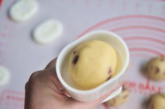 将小球放入50克的绿豆沙模中。