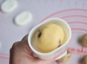 将小球放入50克的绿豆沙模中。