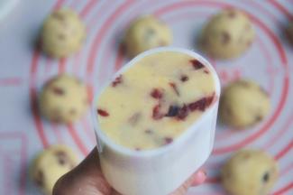 轻轻一推，绿豆糕就成形了。