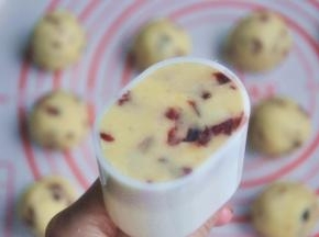 轻轻一推，绿豆糕就成形了。