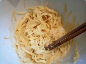 再加入50克中筋面粉拌均匀