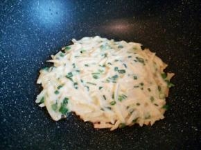  不粘锅倒一点点油就可以了，放一勺土豆面糊，用小勺子，把它轻轻推开，摊平，中火煎，先不要动，过一会可以轻轻地晃动一下锅，