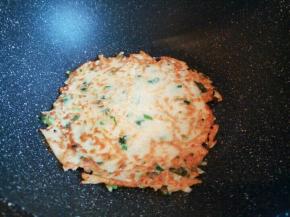 . 可以掀开一角看一下，煎至金黄色的，就可以翻另外一面煎了，要轻点哦！两面煎成这样就可以出锅享用了！