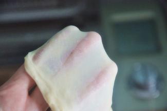 选择揉面程序10分钟面团揉至完全阶段，拉出手套膜。