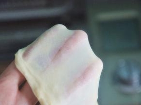 选择揉面程序10分钟面团揉至完全阶段，拉出手套膜。