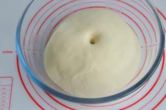 将面团发酵至2.5倍大，用手戳一下不会反弹也不会下陷即可。