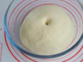 将面团发酵至2.5倍大，用手戳一下不会反弹也不会下陷即可。