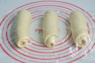 将面团擀开卷成圆筒状，3个都做同样处理，盖上保鲜膜静置15分钟左右。