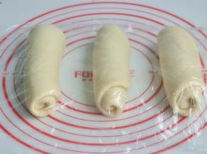 将面团擀开卷成圆筒状，3个都做同样处理，盖上保鲜膜静置15分钟左右。