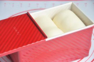 放入烤箱进行第二次发酵，38度发酵至8-9成模。