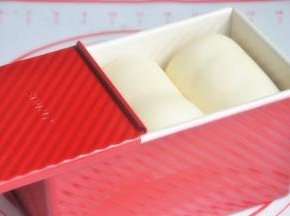 放入烤箱进行第二次发酵，38度发酵至8-9成模。