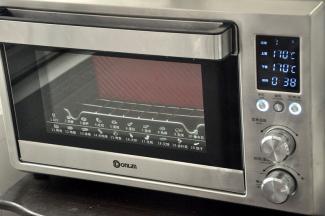 放入预热好的烤箱，上下火175度，时间38分钟左右。（时间与温度请参照自家烤箱脾气），如表面上色较深，可在20分钟后加盖一张锡纸。