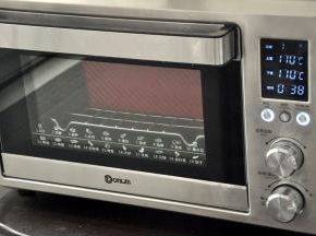 放入预热好的烤箱，上下火175度，时间38分钟左右。（时间与温度请参照自家烤箱脾气），如表面上色较深，可在20分钟后加盖一张锡纸。