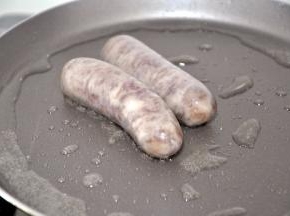 现在来准备披萨馅料，平底锅中倒入少量油，小火煎香肠，我用的珍妮珍馐的秘制原味纯肉香肠，不含淀粉，小朋友很喜欢。