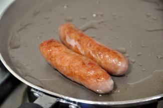 8-10分钟煎至金黄色，中途翻面。