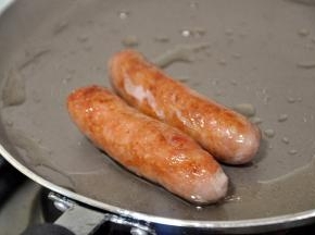 8-10分钟煎至金黄色，中途翻面。