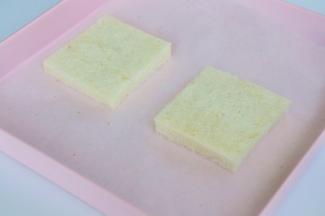 吐司烤好后，待凉透切片，去掉吐司边角，也可以保留。