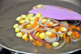 玉米、洋葱、胡萝卜小火翻炒2-3分钟。