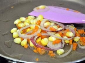 玉米、洋葱、胡萝卜小火翻炒2-3分钟。