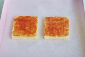 刷上一层薄薄的番茄酱。