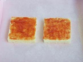 刷上一层薄薄的番茄酱。