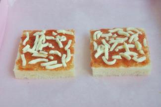 撒上少量的马苏里拉奶酪。