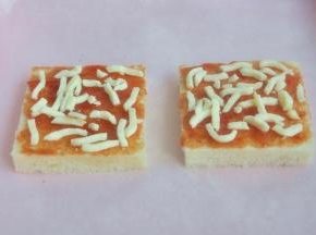 撒上少量的马苏里拉奶酪。