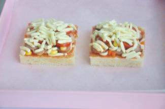 再铺上一层厚厚的马苏里拉奶酪。