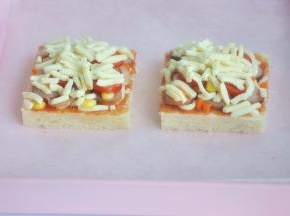 再铺上一层厚厚的马苏里拉奶酪。