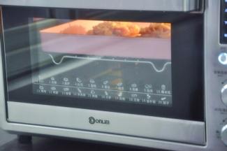 放入提前预热好的烤箱180度10分钟，奶酪融化表面上色即可。