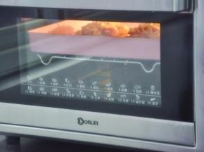 放入提前预热好的烤箱180度10分钟，奶酪融化表面上色即可。