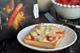 香喷喷的香肠吐司披萨，可以开动啦。