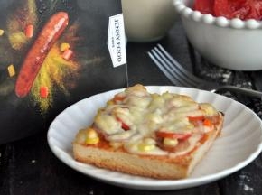 香喷喷的香肠吐司披萨，可以开动啦。