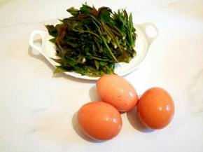 新鲜的香椿芽，还有鸡蛋