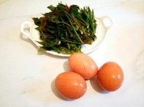 新鲜的香椿芽，还有鸡蛋