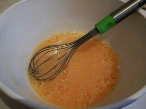 鸡蛋用搅拌器打散