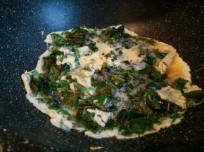 不粘锅放少许油，倒入香椿蛋液，先不要去翻动，