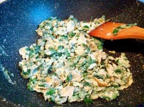 等蛋液底下定型，可以用木铲子拌一下，拌成小块就可以，也可以直接摊饼，