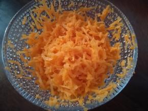 胡萝卜洗净去皮擦丝。