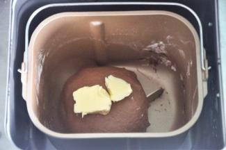 揉至面筋扩展，加入软化的黄油。