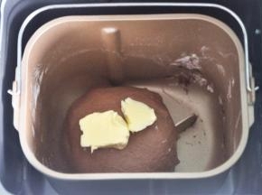 揉至面筋扩展，加入软化的黄油。