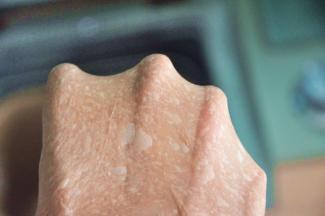 选择揉面程序20分钟面团揉至完全阶段，拉出手套膜，全麦吐司的组织没有普通吐司那么细腻光滑。