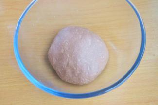 将揉好的面团放入烤箱中进行第一次发酵，在面团上盖一层保鲜膜，烤箱里放一碗温水，30度1小时。（夏天常温发酵就行了）