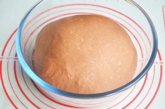 将面团发酵至2.5倍大，用手戳一下不会反弹也不会下陷即可。