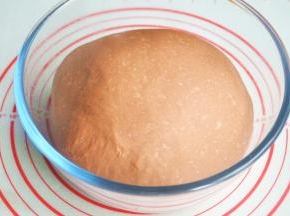 将面团发酵至2.5倍大，用手戳一下不会反弹也不会下陷即可。