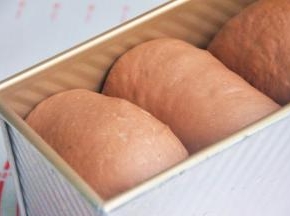 放入烤箱进行第二次发酵，38度发酵至8-9成模。