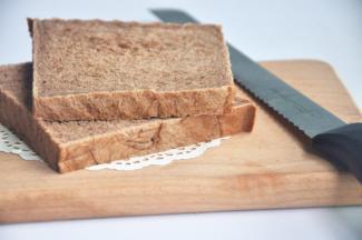 出炉后立即脱模，在晾架上散热，取出后最好先侧放一会儿，以免凹腰，待完全凉透再切片。